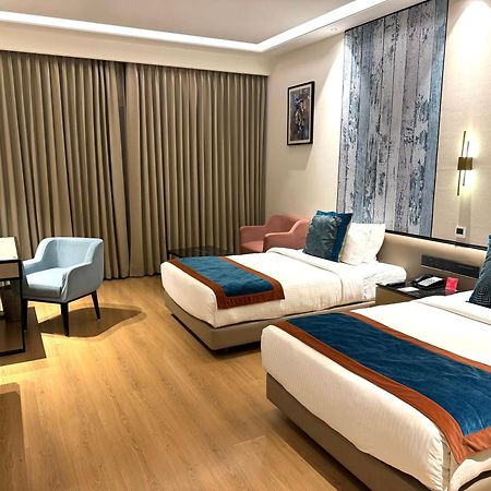 Ramada By Wyndham Jalandhar City Center Esterno foto