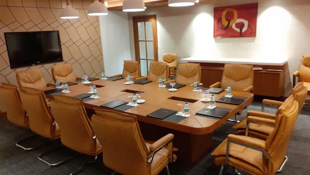 Ramada By Wyndham Jalandhar City Center Esterno foto