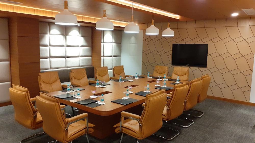 Ramada By Wyndham Jalandhar City Center Esterno foto