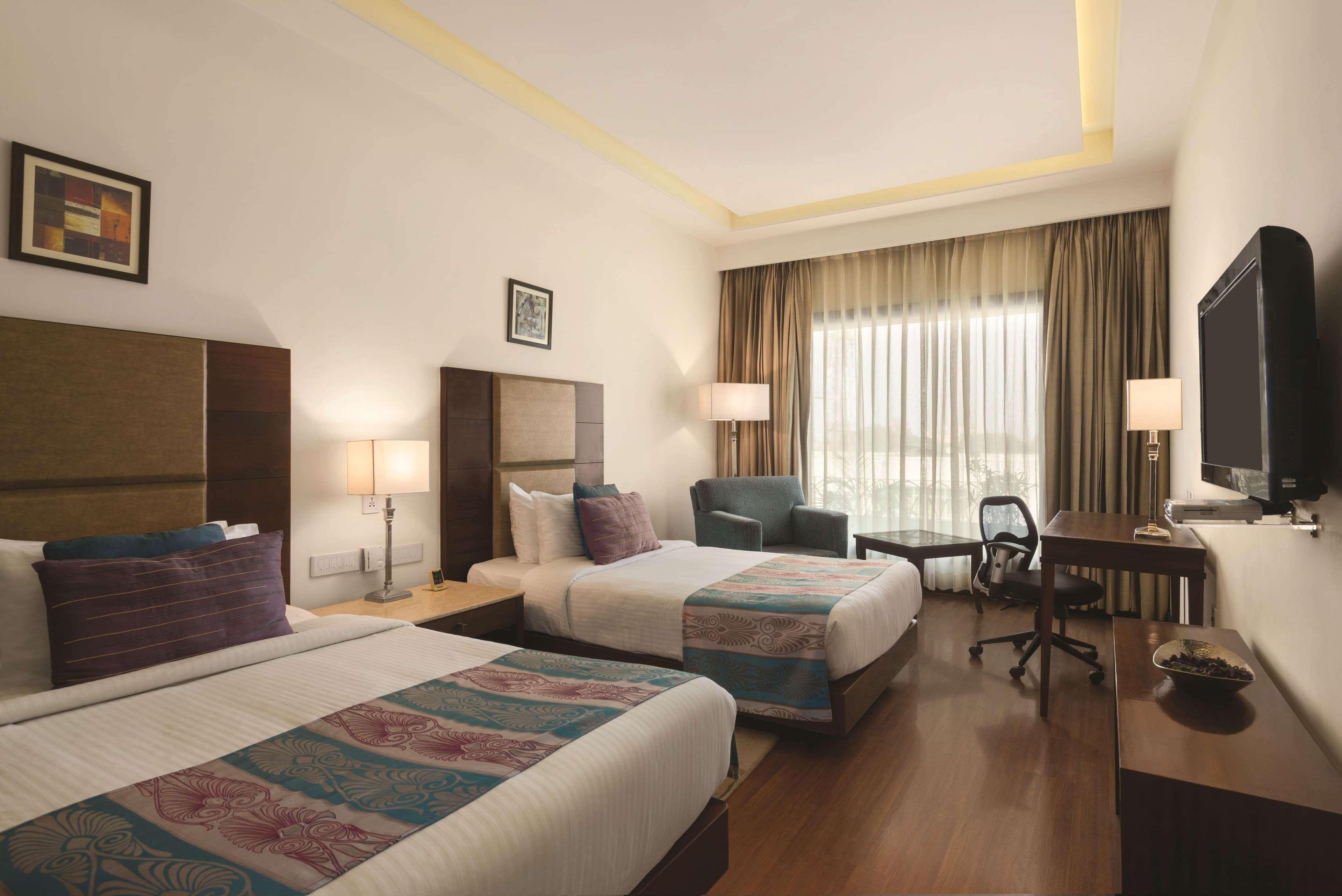 Ramada By Wyndham Jalandhar City Center Esterno foto