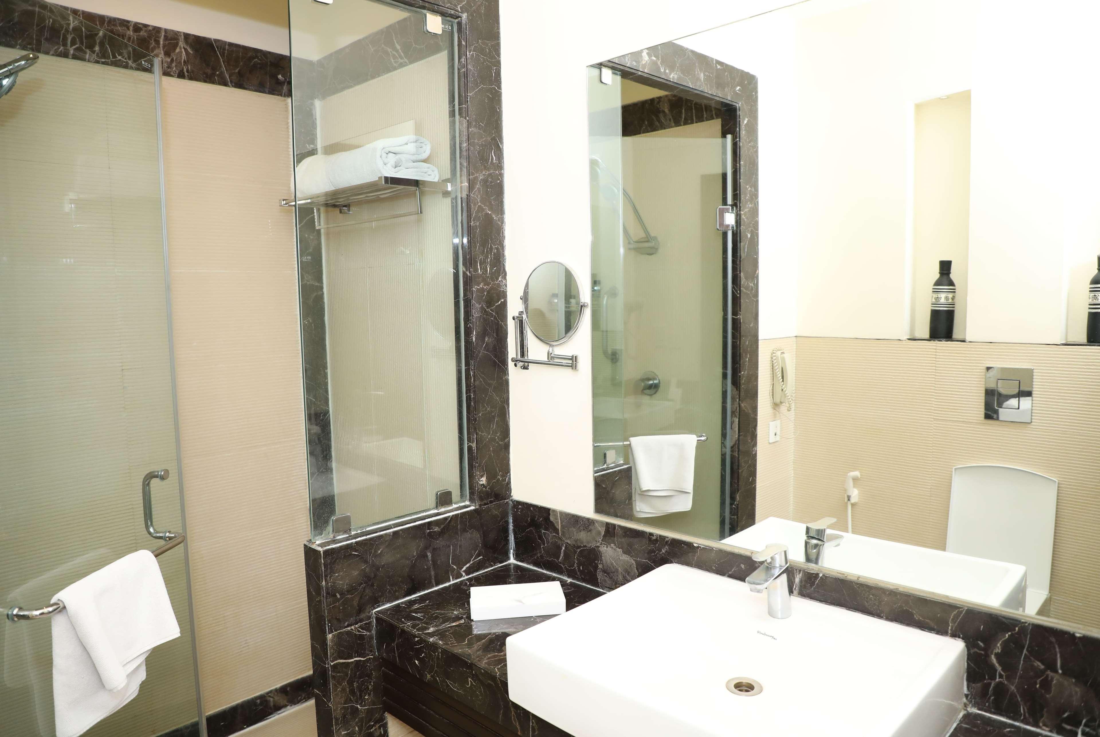Ramada By Wyndham Jalandhar City Center Esterno foto