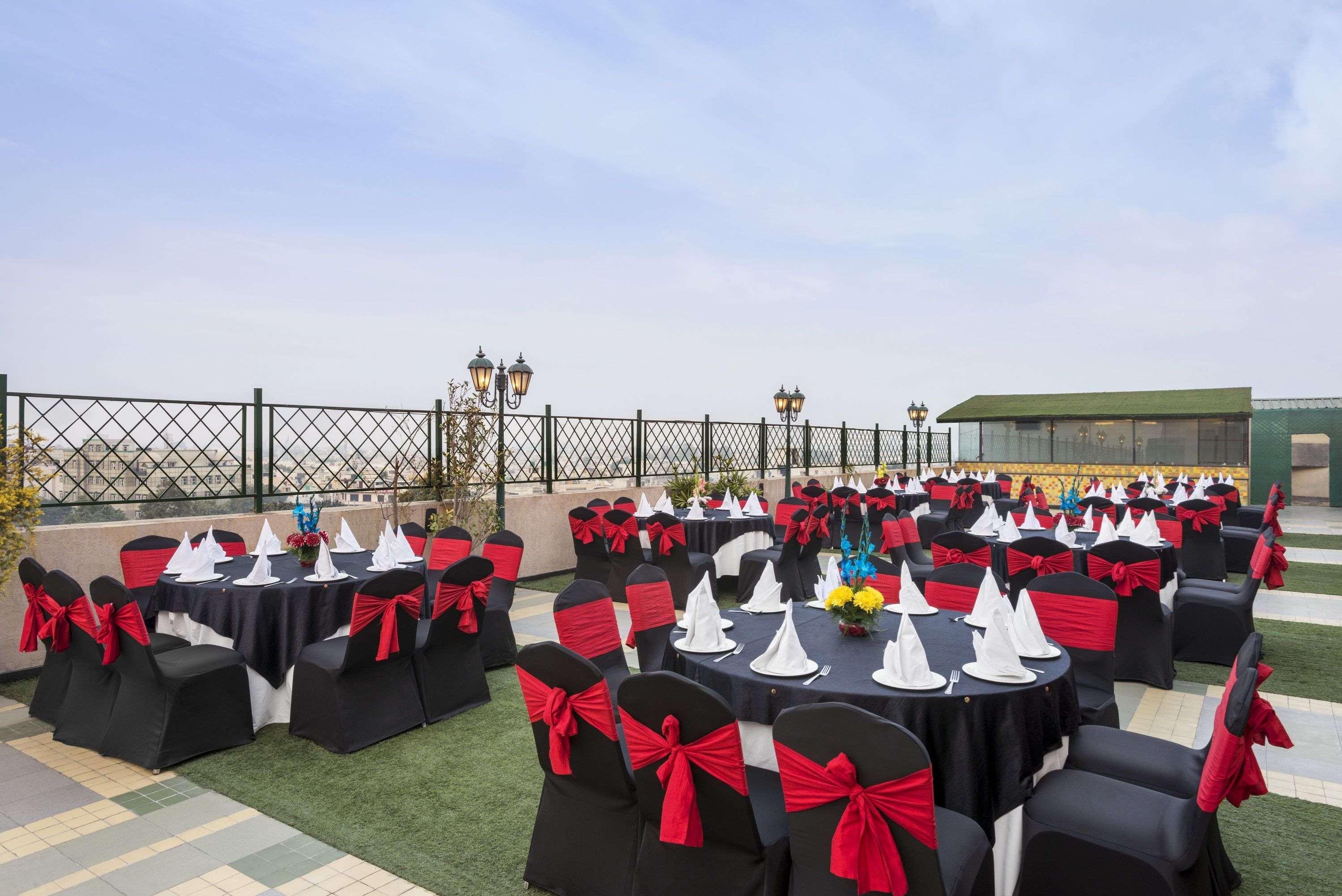 Ramada By Wyndham Jalandhar City Center Esterno foto