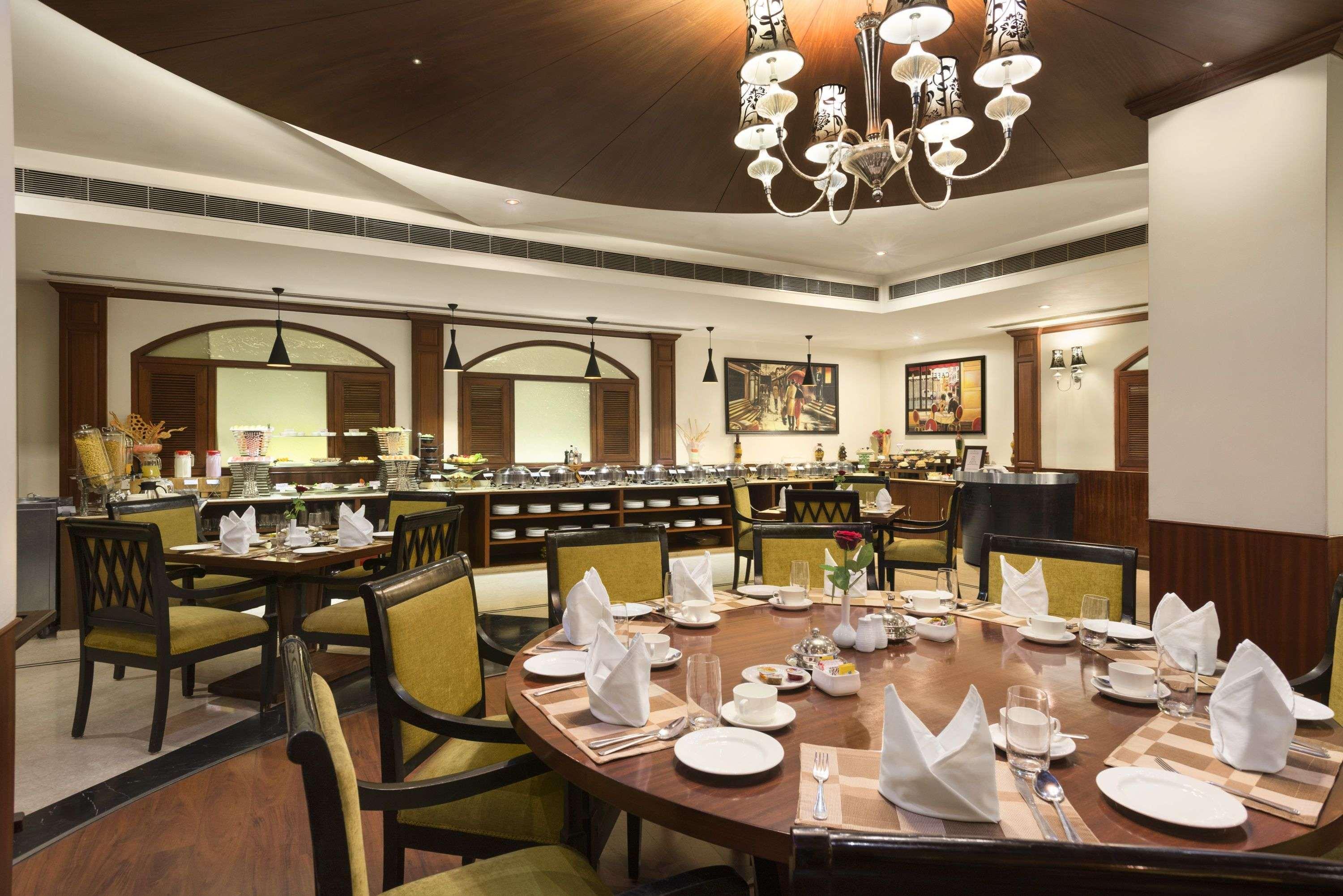 Ramada By Wyndham Jalandhar City Center Esterno foto