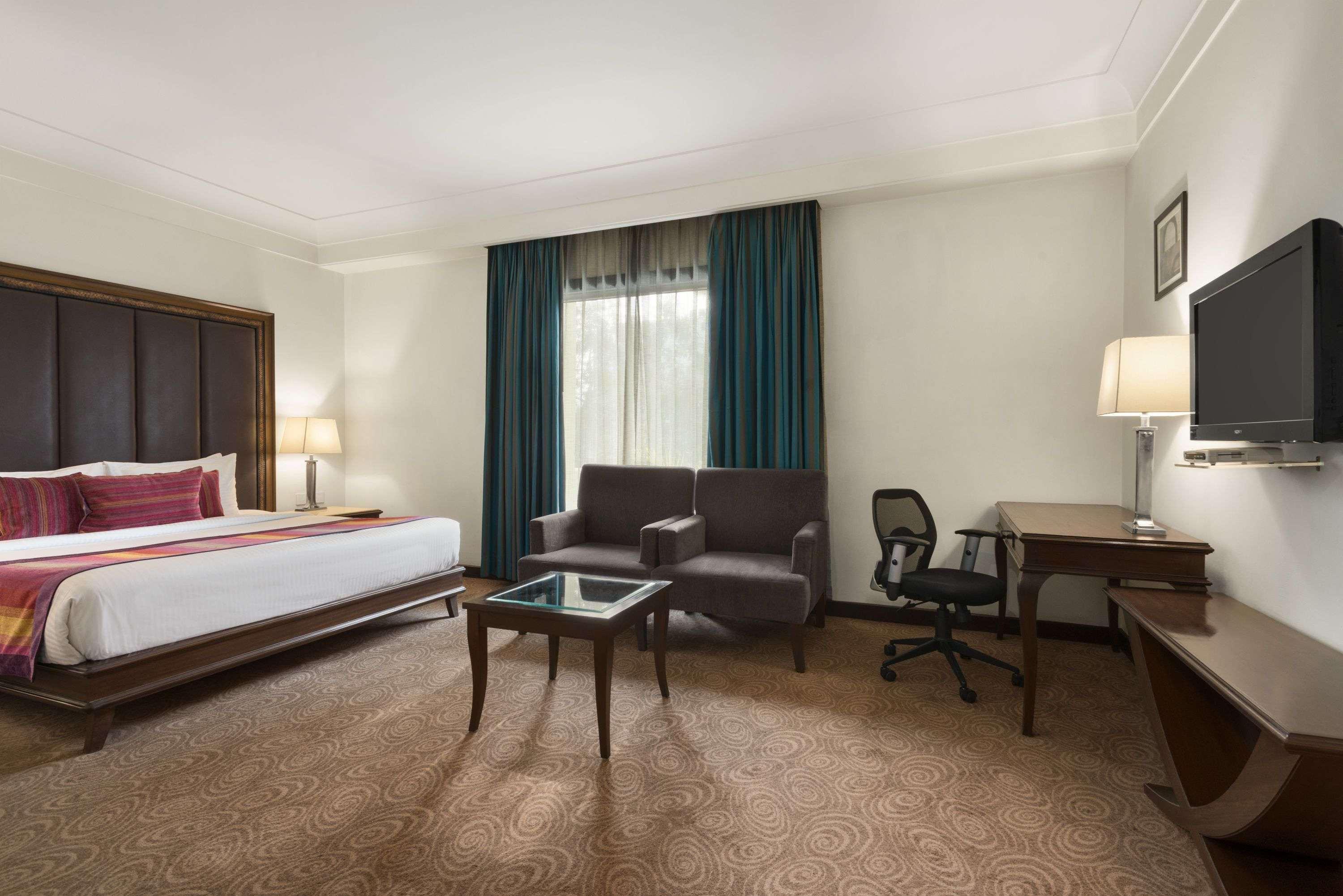 Ramada By Wyndham Jalandhar City Center Esterno foto