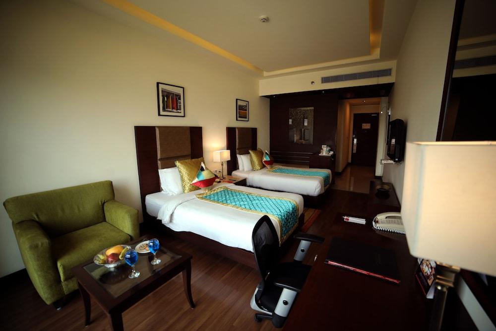 Ramada By Wyndham Jalandhar City Center Esterno foto