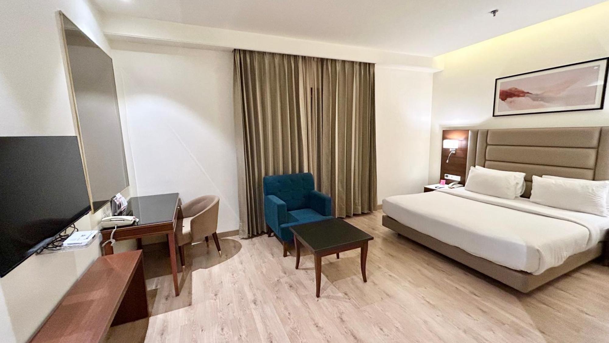 Ramada By Wyndham Jalandhar City Center Esterno foto