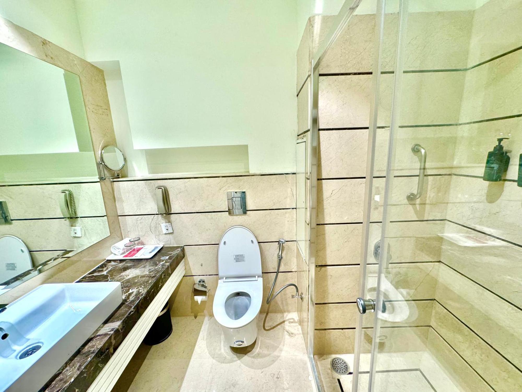 Ramada By Wyndham Jalandhar City Center Esterno foto