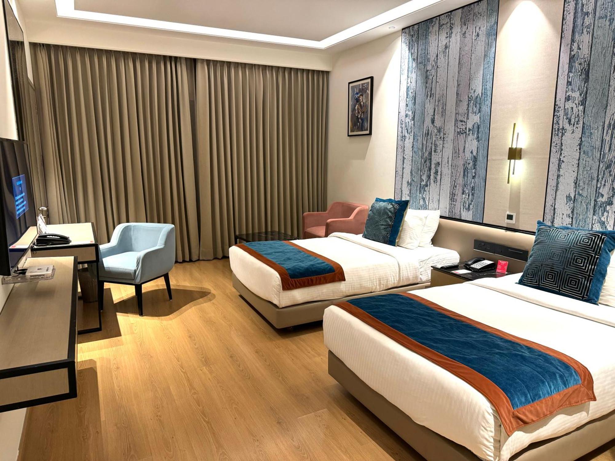 Ramada By Wyndham Jalandhar City Center Esterno foto