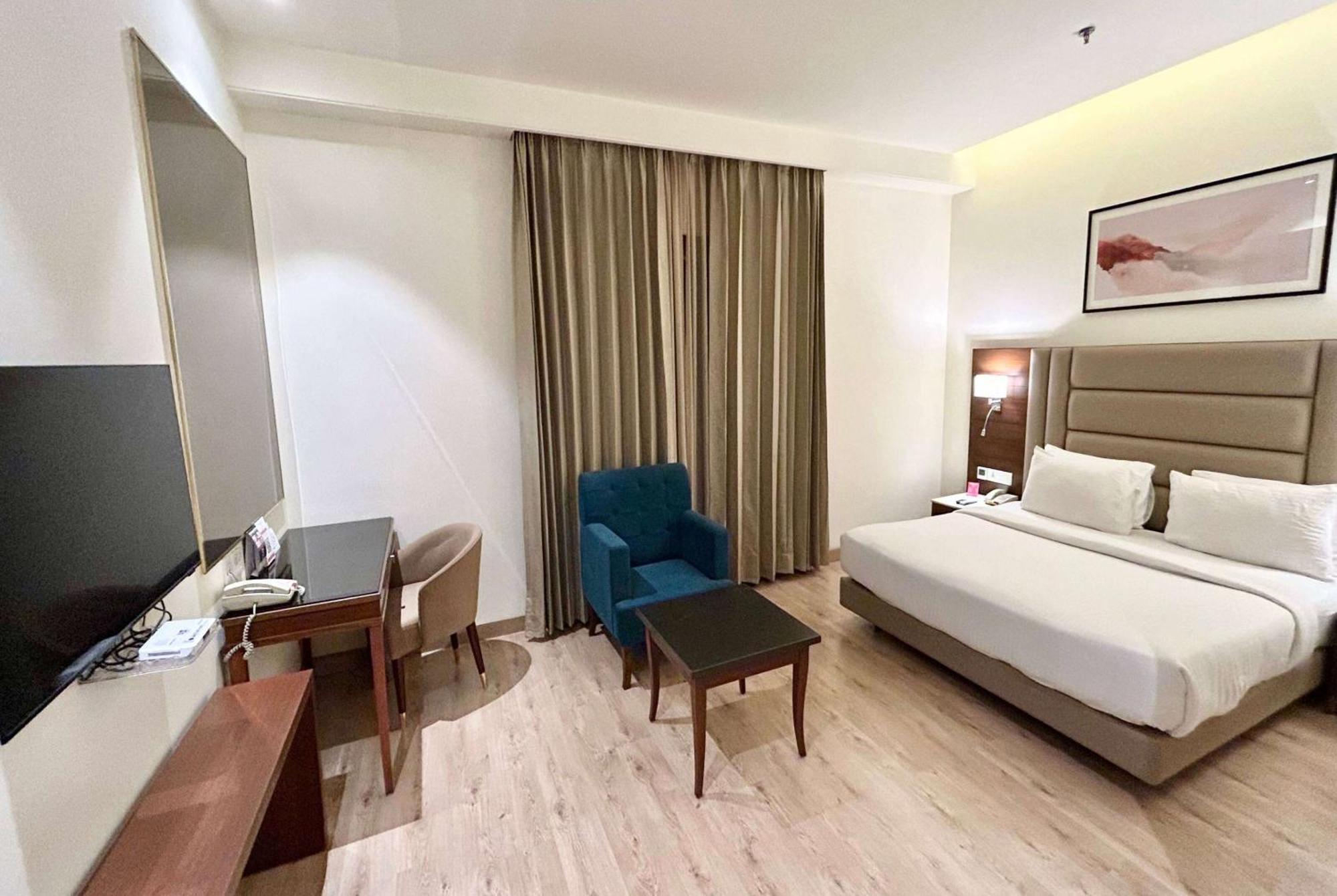 Ramada By Wyndham Jalandhar City Center Esterno foto