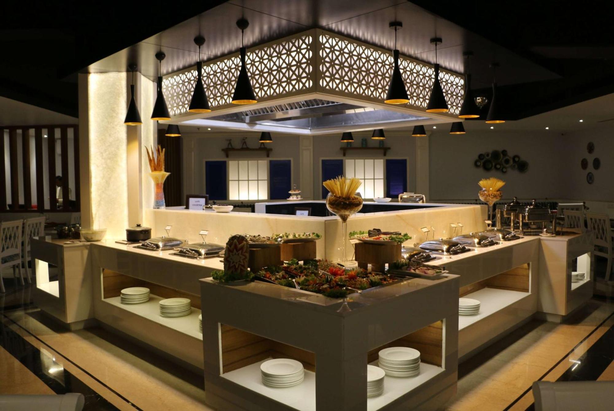 Ramada By Wyndham Jalandhar City Center Esterno foto