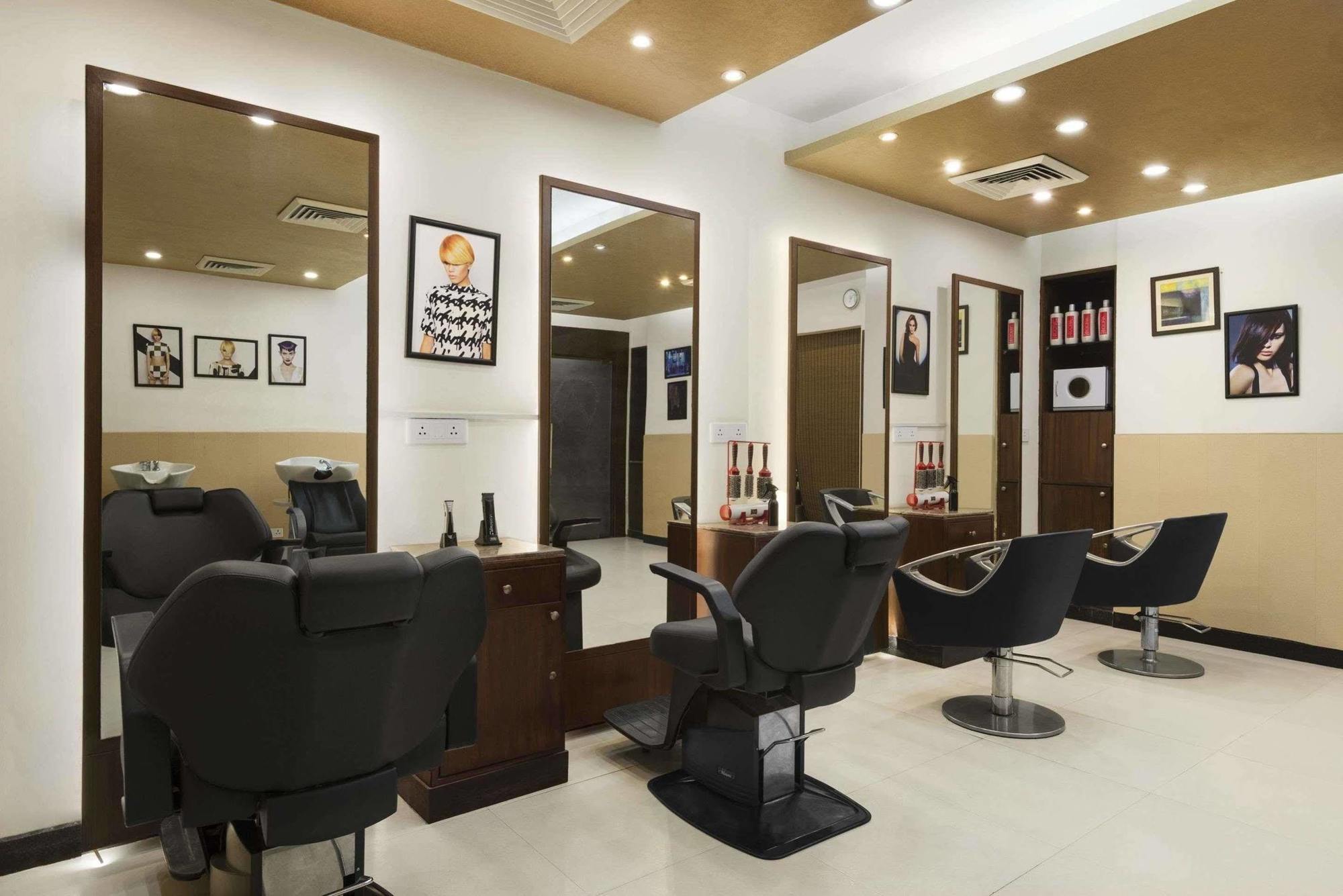 Ramada By Wyndham Jalandhar City Center Esterno foto