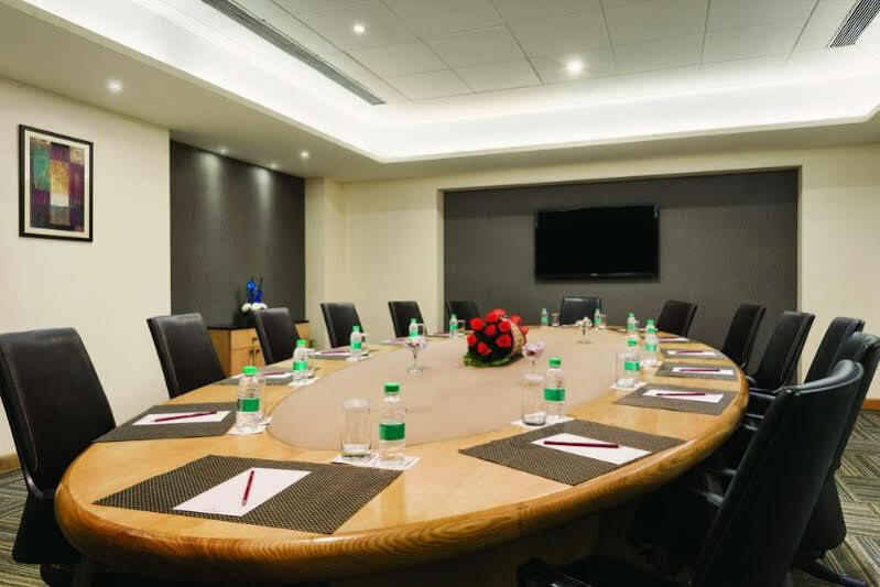 Ramada By Wyndham Jalandhar City Center Esterno foto
